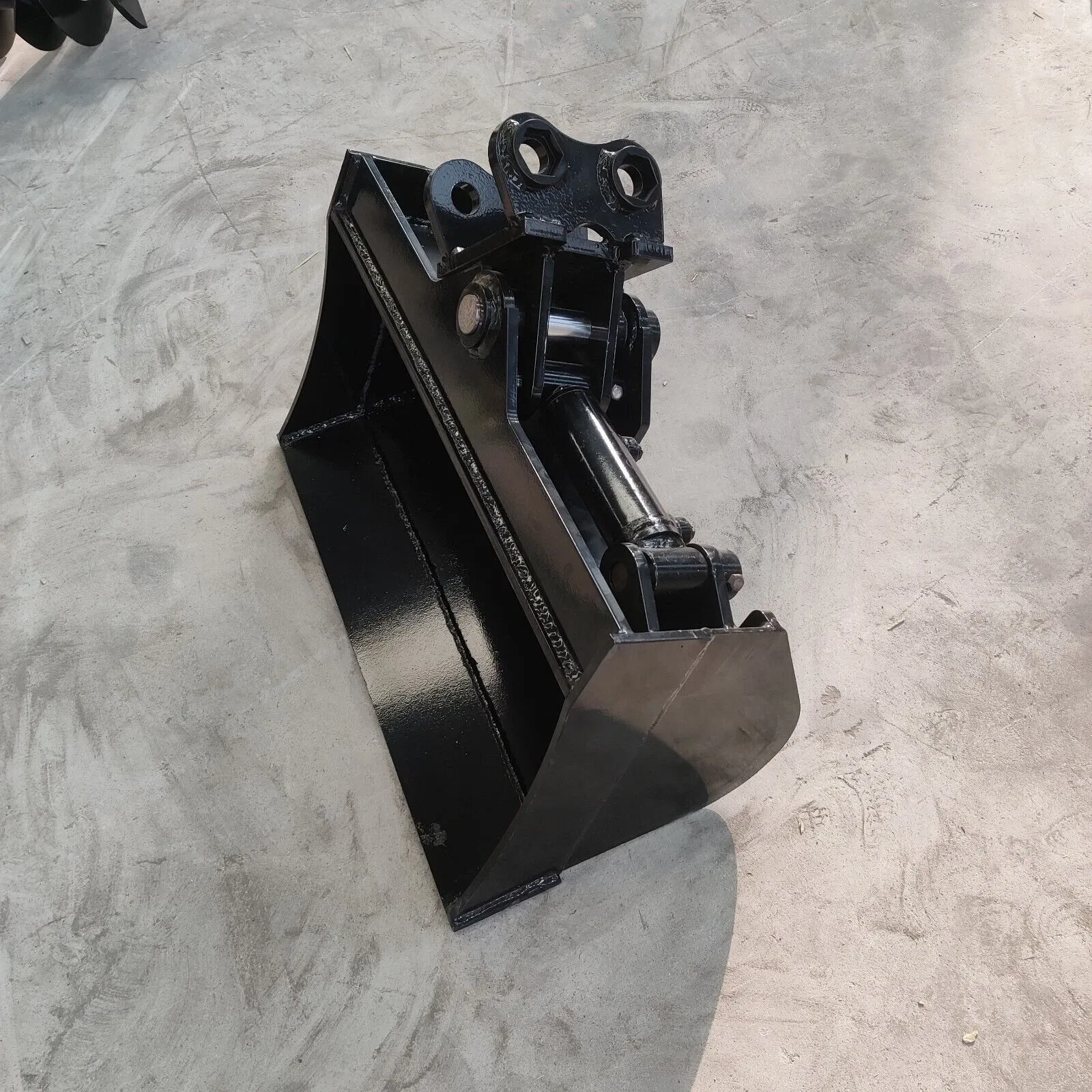 600mm Tilting Bucket Attachment for TYPHON Mini Excavators Mini Excavator Bucket