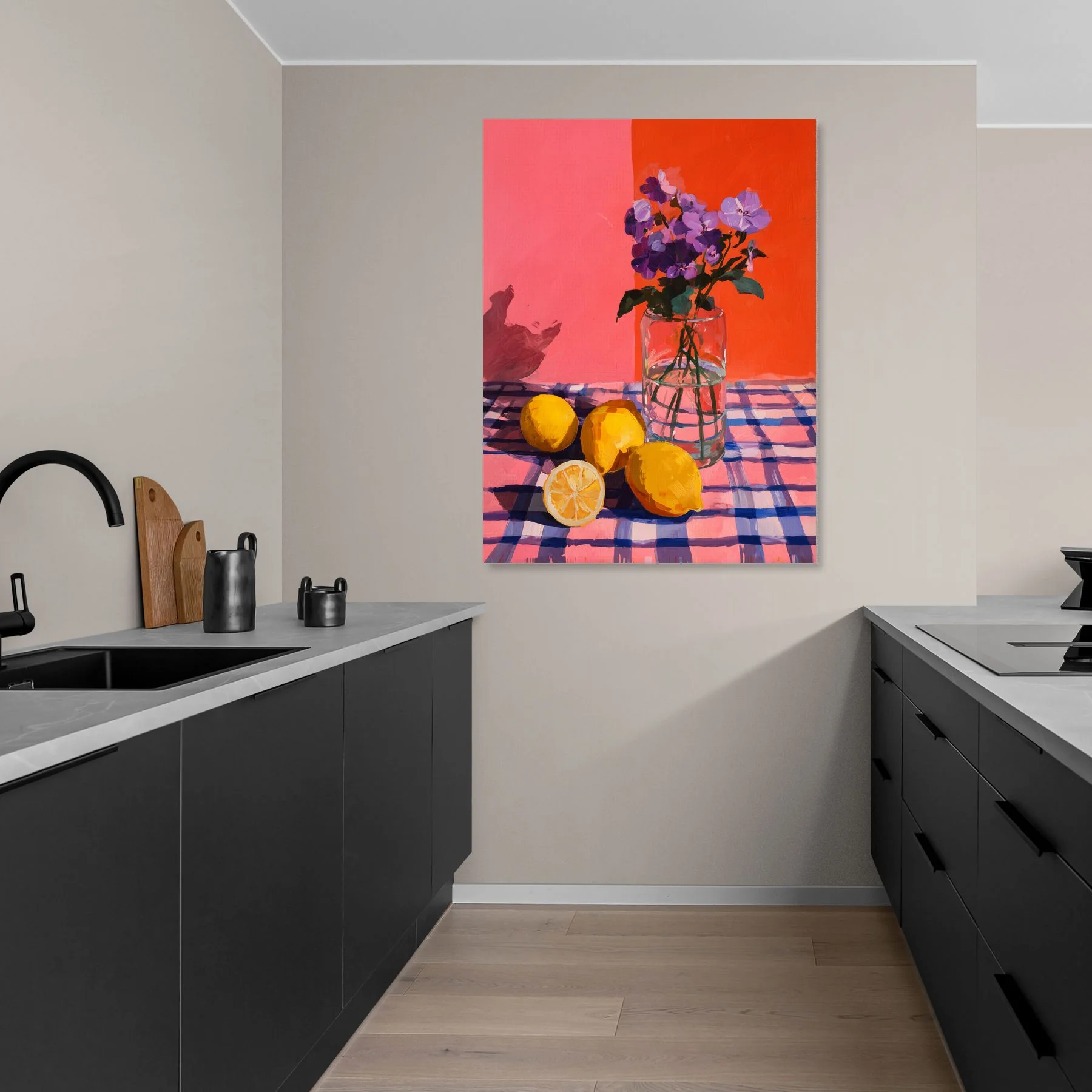 Fleurs violettes et citrons sur nappe colorée