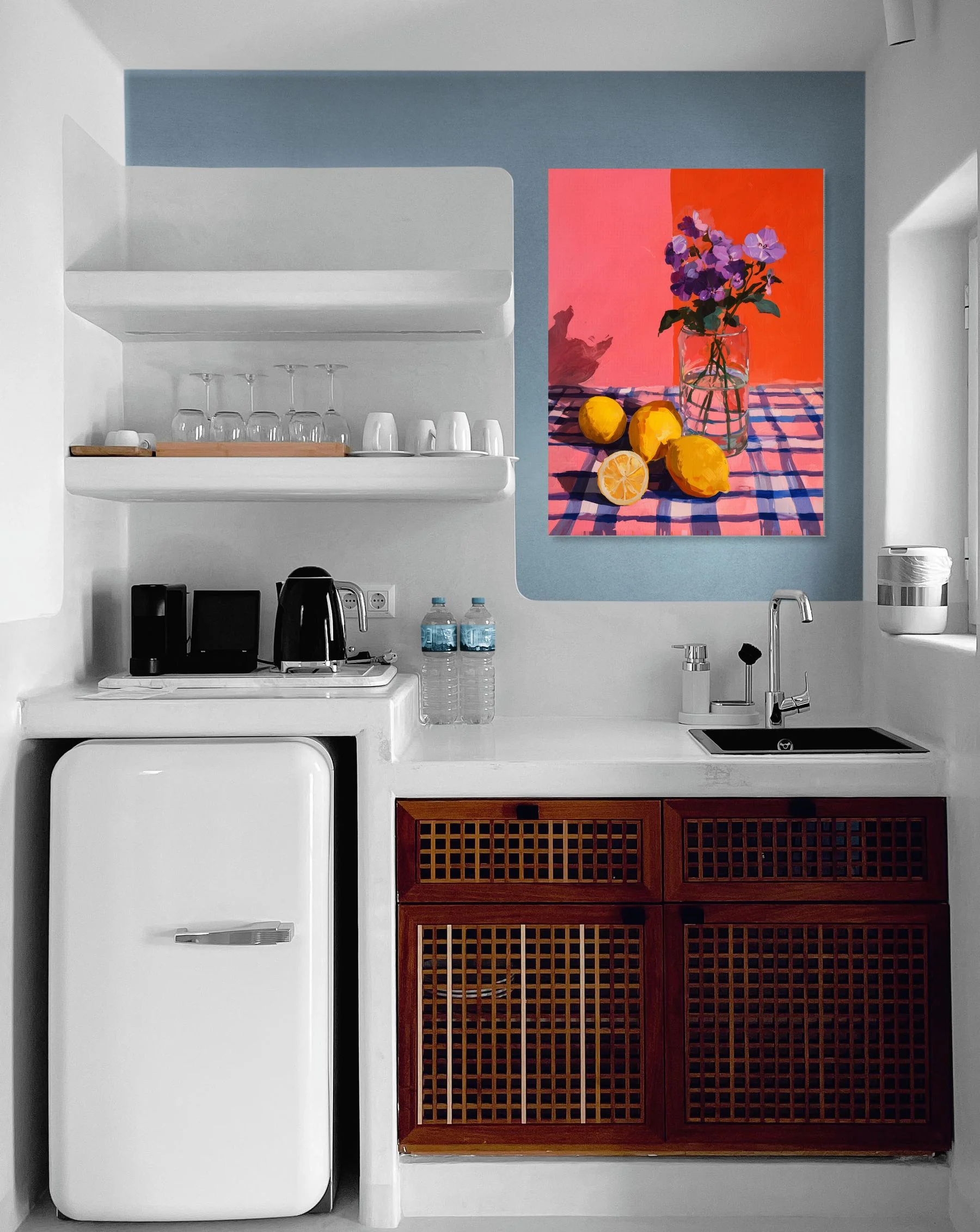 Fleurs violettes et citrons sur nappe colorée