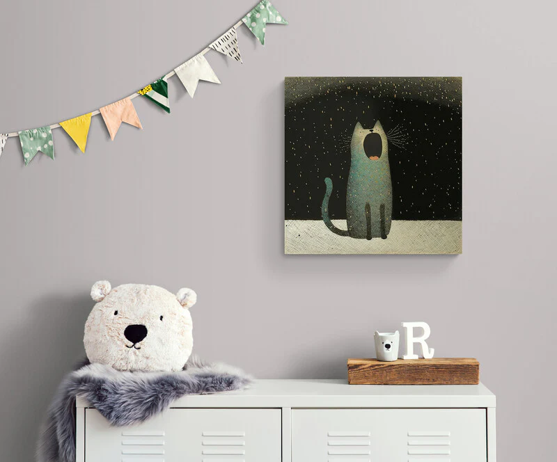 Chat rêveur sous neige magique