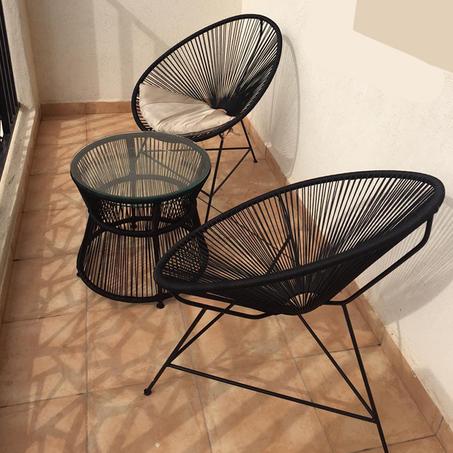 Table de bistrot moderne avec plateau en verre et 2 chaises pour conversations intérieures et extérieures, multicolore