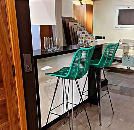 Tabouret de bar marocain en lin et fer, une chaise haute et confortable