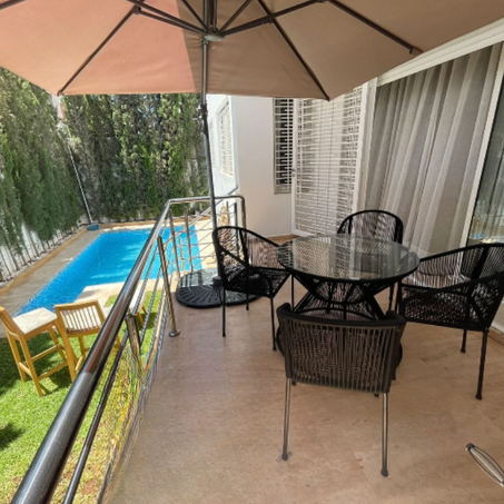 Table de bistrot moderne avec plateau en verre et 4 chaises pour conversations intérieures et extérieures, multicolore