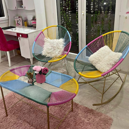 Table de bistrot moderne avec plateau en verre et 2 chaises pour conversations intérieures et extérieures, multicolore