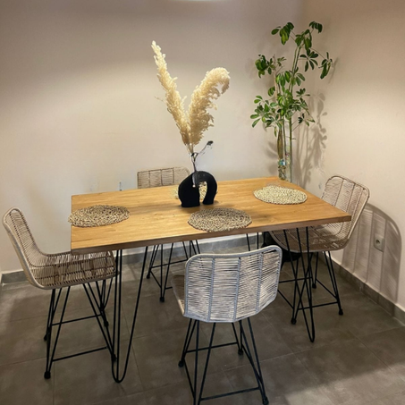 Table rectangulaire mignonne faite sur commande de jambes en métal avec 4 chaises d'Acapulco tissées à la main