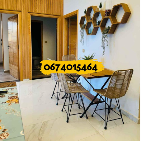 Salle à manger magnifique et moderne table en bois massif avec des chaises confortables