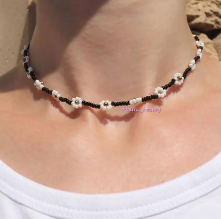 Collier fleur blanc