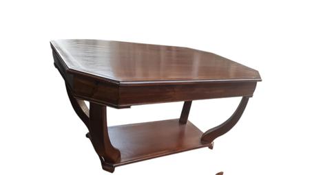 طاولة خشبية انيقة مثمنة الشكل مع رف سفلي