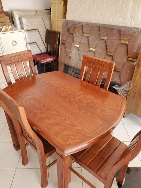 طقم طاولة خشبية بأربع كراسي - مثالي للجلسات العائلية