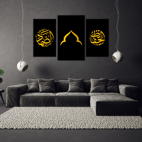 "Des tableaux islamiques au style moderne avec un fond noir et une impression en or en trois dimensions."