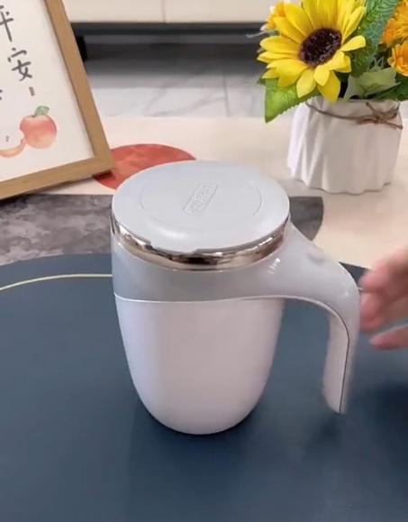 ☕️ استمتع بقهوة مثالية في ثوانٍ مع كوب الخلط الذاتي الذكي!