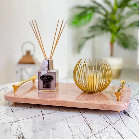 Plateau rectangulaire rose avec socles