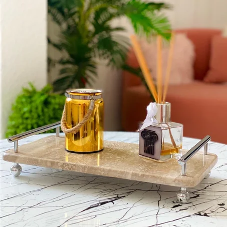 Plateau rectangulaire beige avec socles