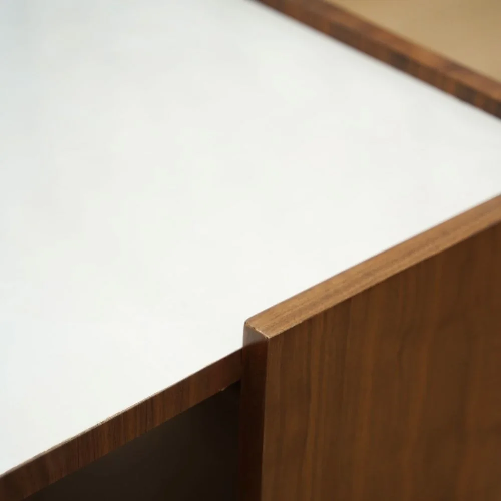 Table en céramique carre et socle noyé