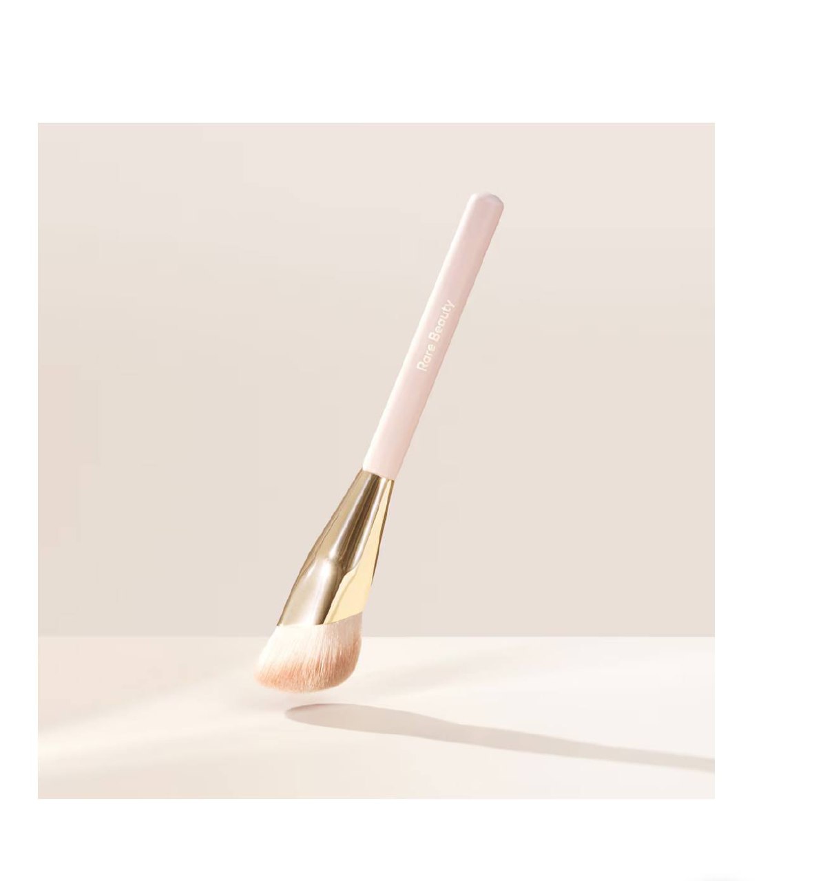 Le Liquid Touch Foundation Brush de Rare Beauty