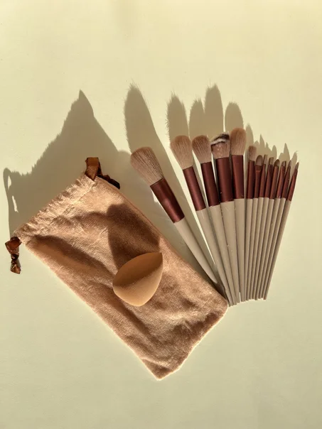 Pochette de 13 pinceaux + une éponge