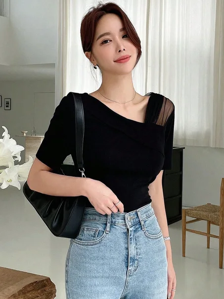 T-shirt à manches courtes et col asymétrique