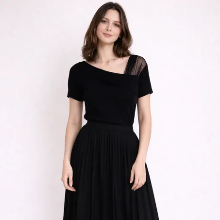 T-shirt à manches courtes et col asymétrique