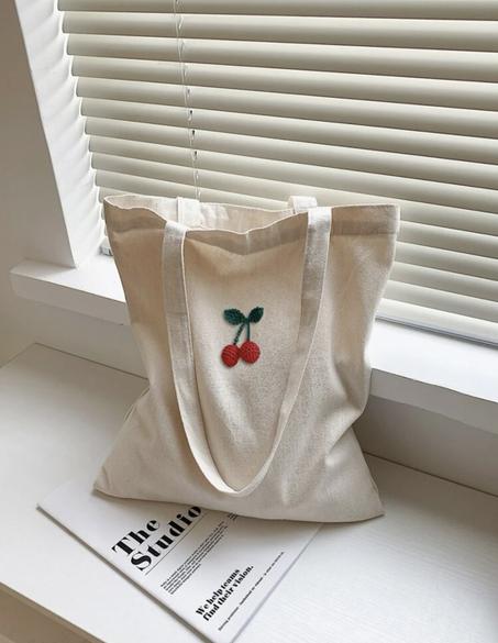 Tote bag détail cerise brodée