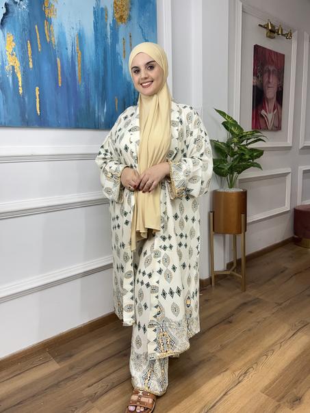 طقم نسائي صيفي أنيق بخامة خفيفة وألوان فاتحة تعكس أشعة الشمس