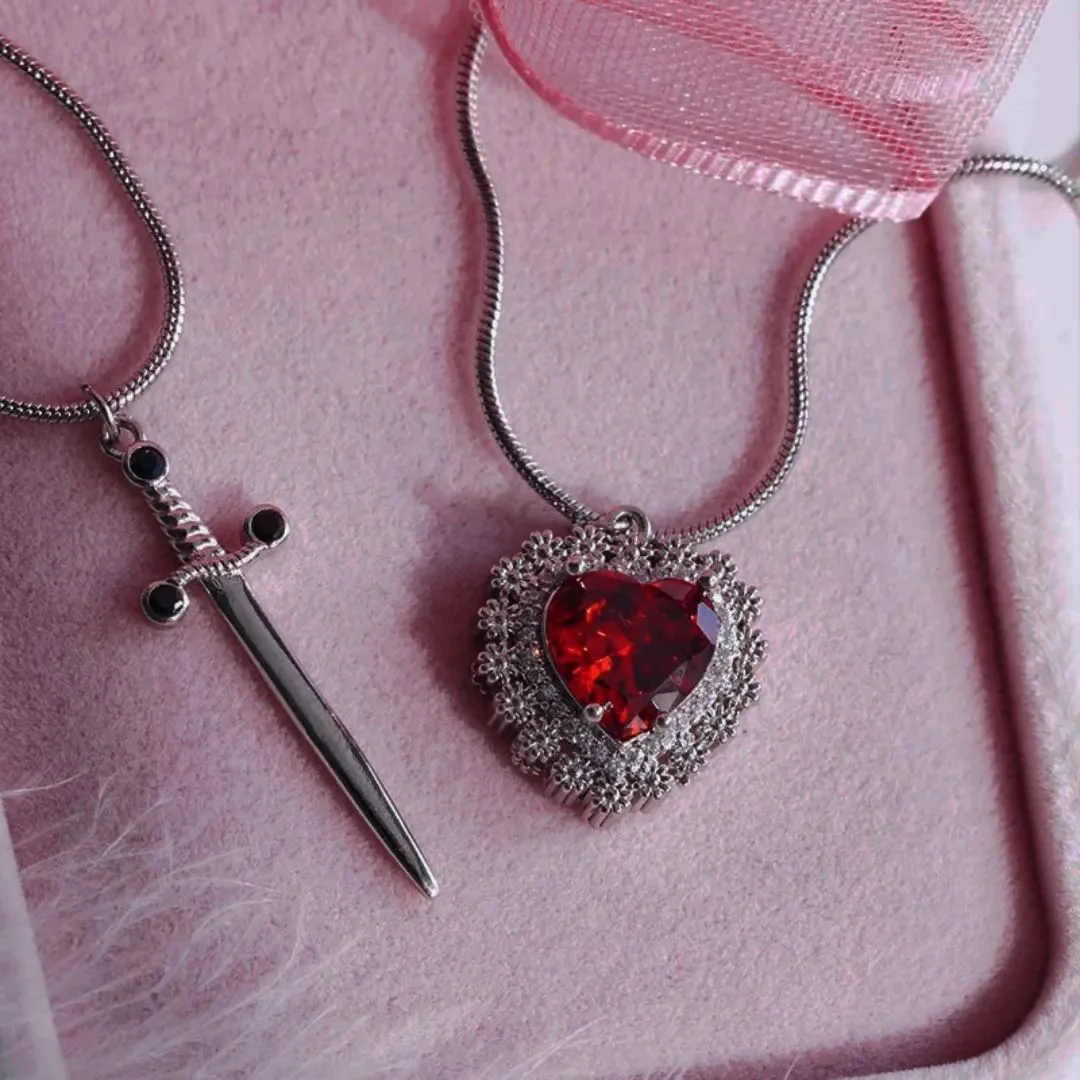 قلادة قلب مع خنجر أحمر ❤️🗡️ او وردي