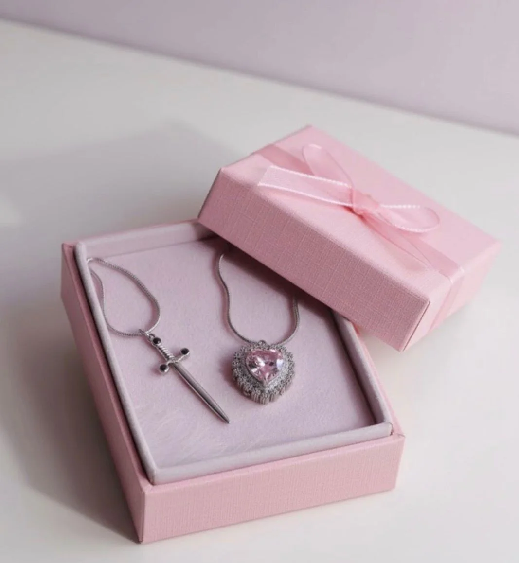 قلادة قلب مع خنجر أحمر ❤️🗡️ او وردي