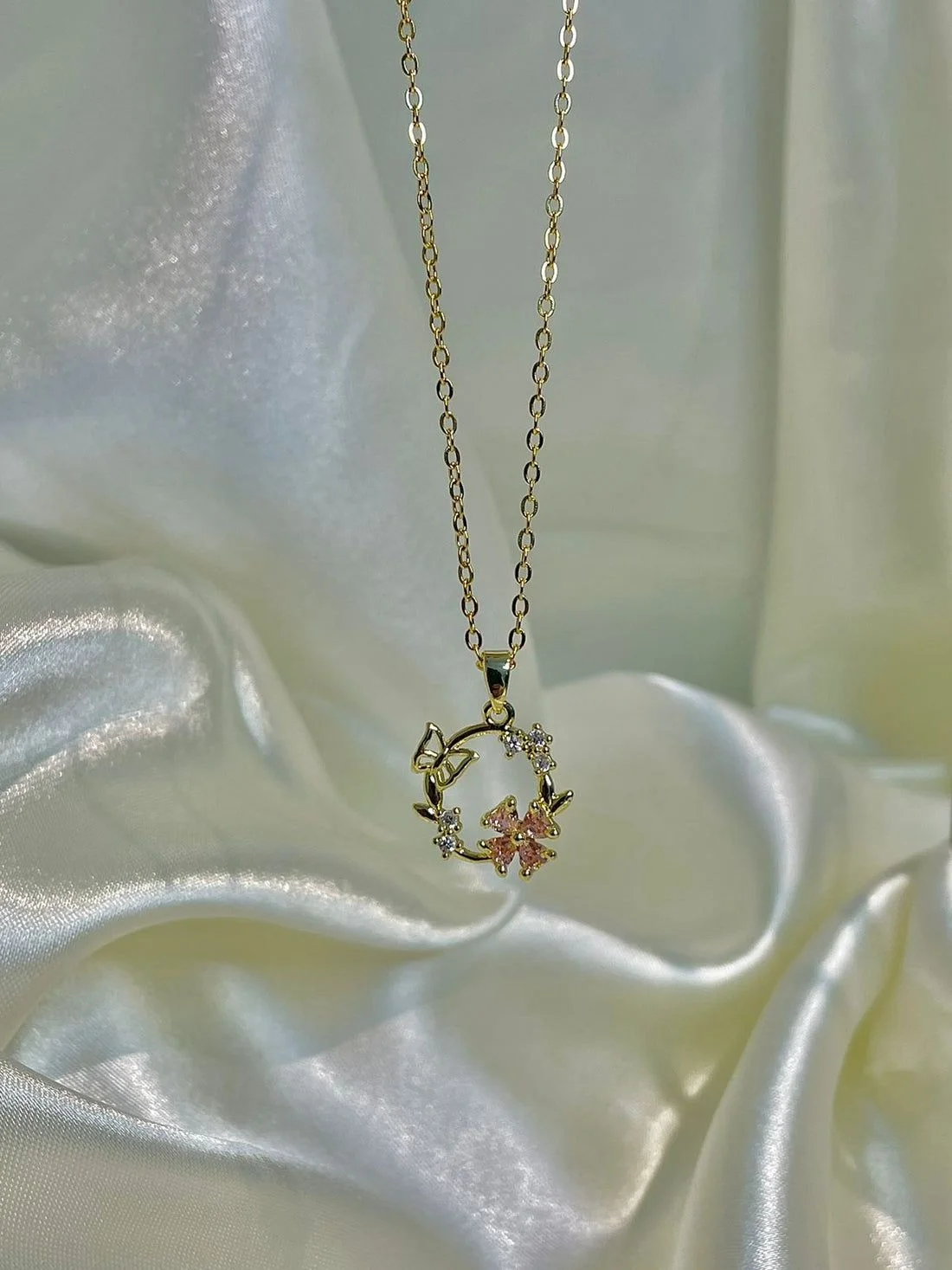 collier fleurs papillon