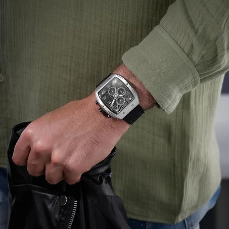 بوليس ساعة كرونوغراف للرجال من كوسويج بهيكل من خليط معدني مقاس 45 × 50 ملم، مينا اسود مع مينا فرعية، تصميم متين، مقاومة للماء، سوار سيليكون اسود متين