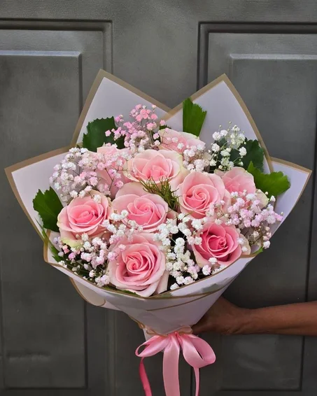 Bouquet Tendresse : Roses Roses Intemporelles et Gypsophile