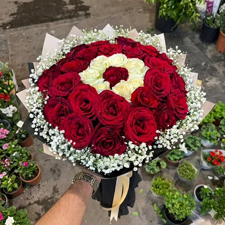 bouquet fleurs rouge et blanc plus gypsophilla