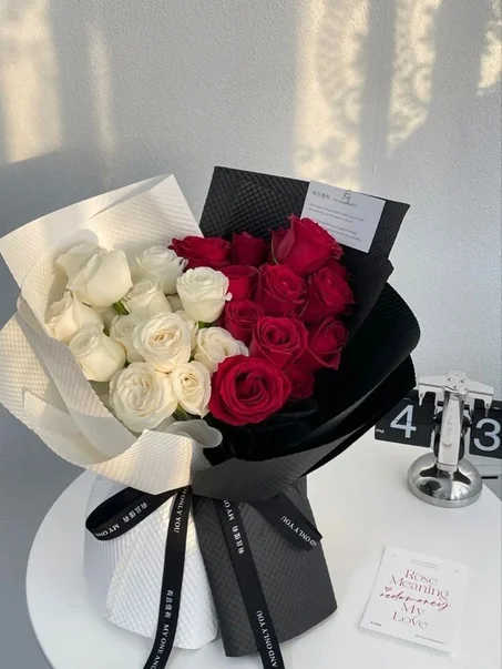 Duo d'Amour : Bouquet Luxe de Roses Rouges et Blanches