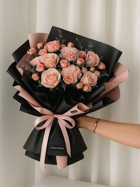 Bouquet "Chic Parisien" : Roses Pêche et Finition Noire Premium