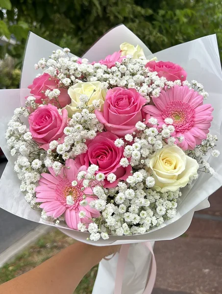 Éclat de Joie : Bouquet Pétillant de Roses et Gerberas