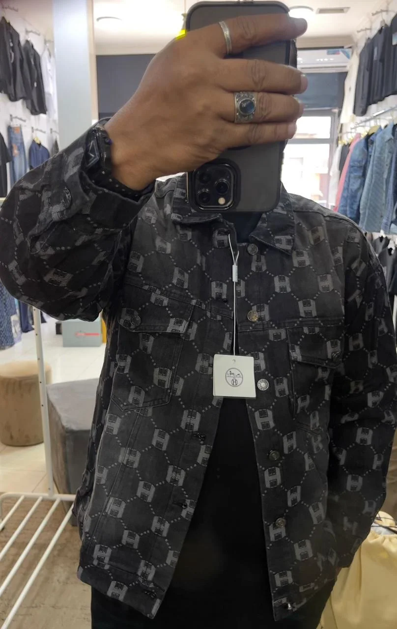 جاكيت دنيم غامق بنقشة راقية