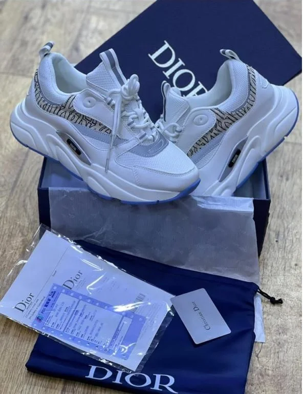 B22 White سنيكرز