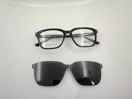 CLIPS : نظارة طبية بإطار مغناطيسي بعدسات شمسية قابلة للفصل