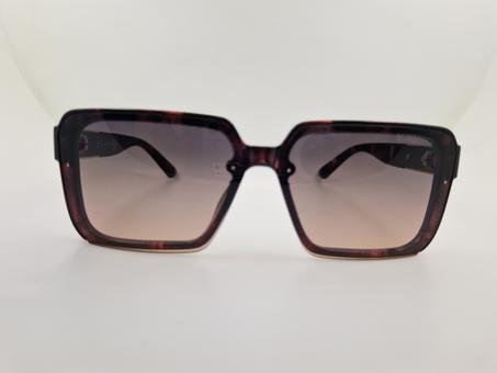 🕶️ نظارة شمسية Burberry بإطار مربع عصري