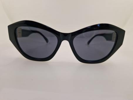 نظارات شمسية نسائية من Gucci بإطار أسود عصري وتصميم مميز