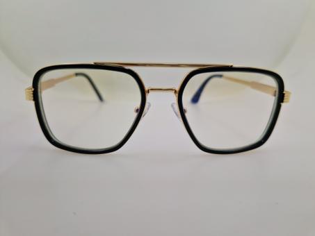 نظارات شمسية بإطار عصري مربع من المعدن واللون الأسود