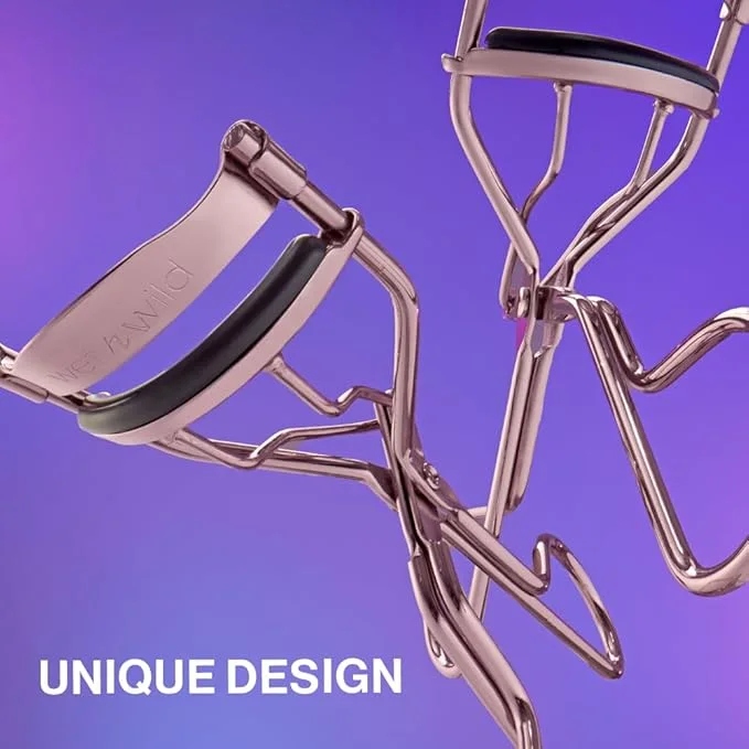 اداة لعقص الرموش ورفعها وتمويجها من ويت ان وايلد، تتميز الاداة بقبضتها المريحة