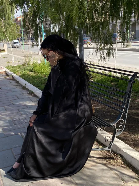 عباية المخمل 3 قطع خمار .عباية . سواعد  قماش jacquard satin imprime