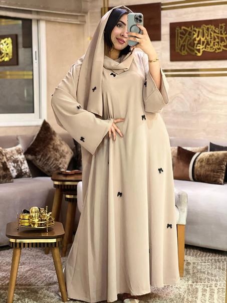 عباءة راقية مع فولار متناسق – لمسة أنوثة وزخارف أنيقة