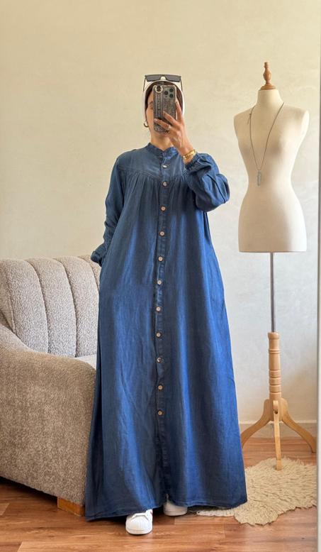 فستان جينز أنيق بأزرار أمامية لإطلالة عصرية بسيطة