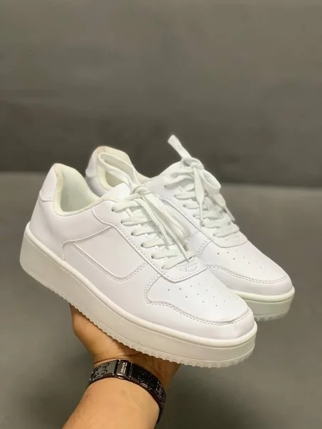 حذاء أبيض أنيق