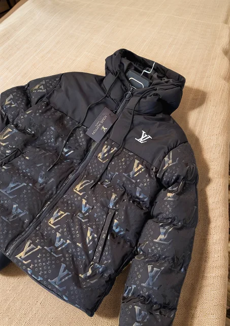 جاكيت LV بلاك – مزيج من الأناقة والجودة 💯🖤