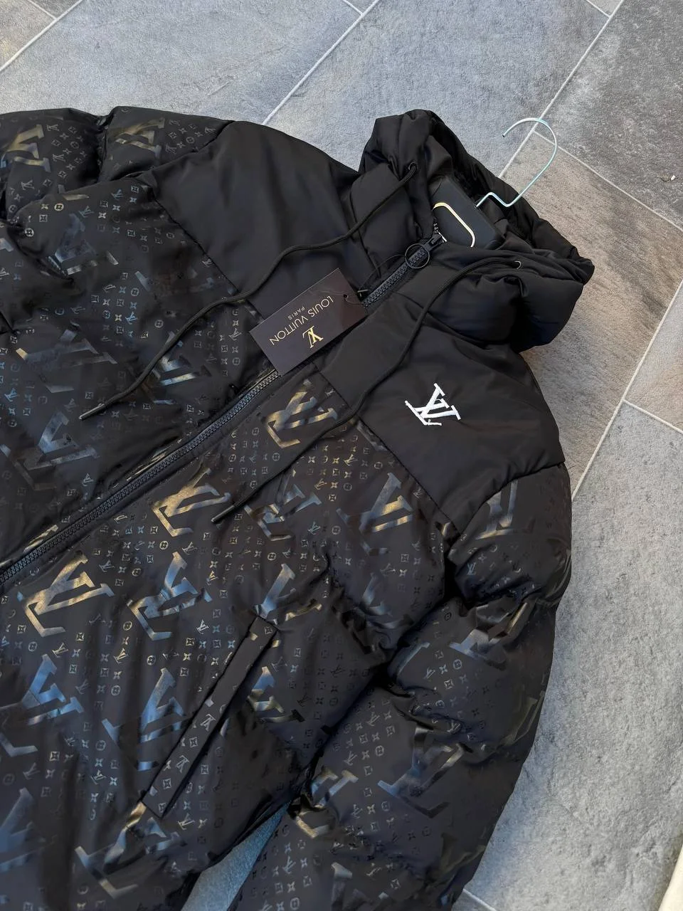 جاكيت LV بلاك – مزيج من الأناقة والجودة 💯🖤