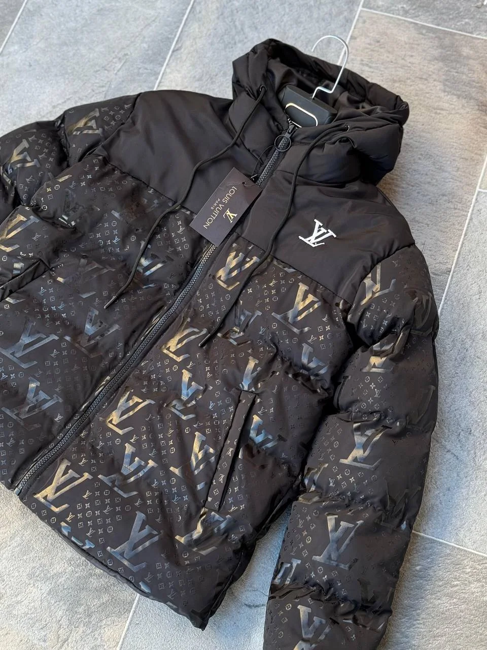 جاكيت LV بلاك – مزيج من الأناقة والجودة 💯🖤