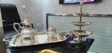 صينية + براد + سكرية + علّاقة 3 طبقات لعرض وتقديم الحلوى المغربيه والفواكه الجافة ، منتجات ممتازة %100 فضة تقليدية مغربية أصيلة و صنع يدوي %100