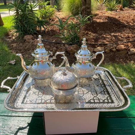 الجلسة مع الحباب مكتحلاش الا ببراد اتاي و صينية