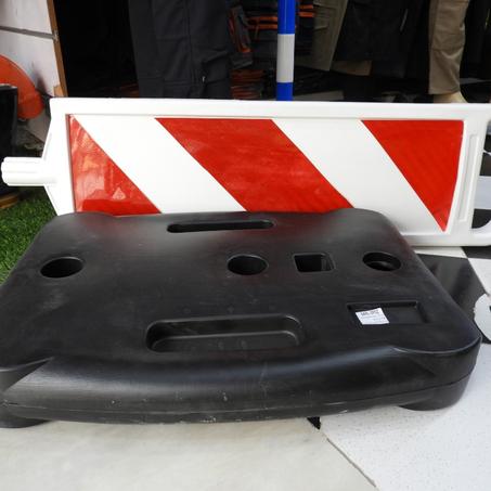 عمود تحذيري عاكس – مقاوم للصدمات ومثالي لمواقع العمل والطرقات